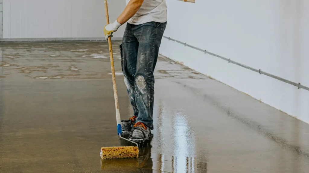 műgyanta burkolat felkenése